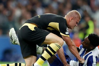 Haaland xô xát dữ dội với đối phương ở Champions League