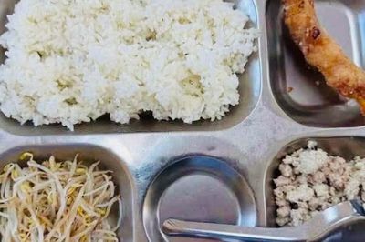 Hà Nội yêu cầu làm rõ phản ánh bữa ăn bán trú 'lèo tèo' giá đỗ và thịt băm