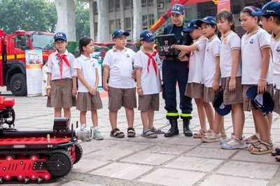 Người dân Hà Nội hào hứng trải nghiệm xe thang, robot chữa cháy
