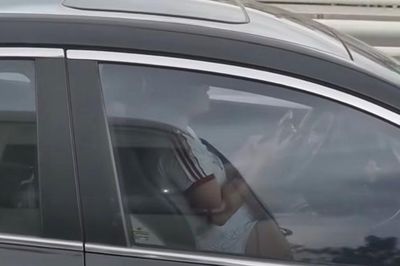 Nữ tài xế 'tỏ thái độ' khi bị ghi hình dùng điện thoại lúc lái xe
