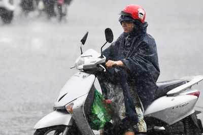 Không khí lạnh đầu mùa áp sát khiến miền Bắc mưa giông, Biển Đông có thể có bão