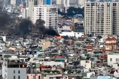 TPHCM: Nhà 5 tầng cháy dữ dội sau tiếng nổ lớn, khói đen bốc cao nghi ngút