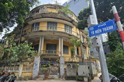 Biệt thự Pháp cổ 'ngự trên đất vàng' Hà Nội bỏ hoang, chờ ngày cải tạo