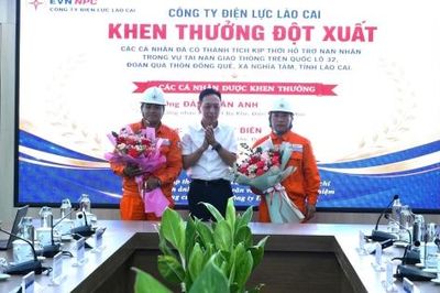 Khen thưởng hai nhân viên Điện lực Lào Cai có hành động đẹp giúp người gặp nạn