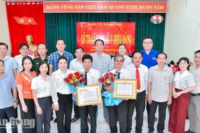 Trao Huy hiệu 35 năm tuổi Đảng cho 5 đảng viên xã Sơn Hải