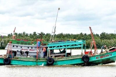 Bắt tàu chở khoảng 11.000 lít dầu DO không rõ nguồn gốc