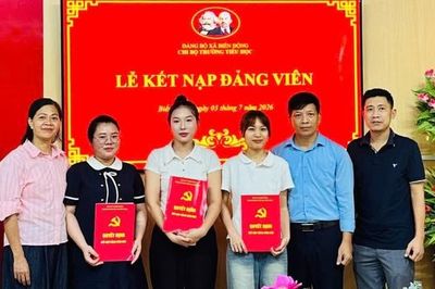 Đảng bộ xã Biển Động kết nạp đảng viên mới vượt chỉ tiêu