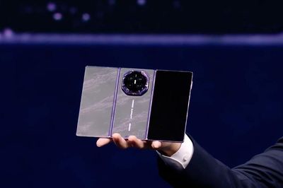 Huawei ra mắt điện thoại thông minh gập ba Mate XT2 với bản lề chữ G và chip Kirin 9050 Pro