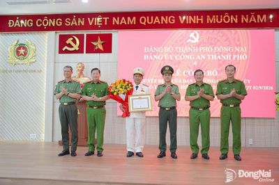 Trao tặng Huy hiệu 30 năm tuổi Đảng cho đảng viên Đảng bộ Công an thành phố