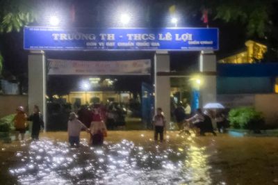Mưa lớn gây ngập nhiều tuyến đường ở phường Xuân Lộc