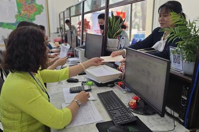 Cán bộ yêu cầu thêm giấy tờ ngoài danh mục, người dân xử lý thế nào?