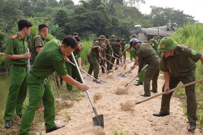 Công an xã Lục Yên chung tay tu sửa đường giao thông nông thôn