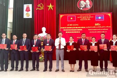 Bế giảng lớp trung cấp lý luận chính trị hệ tập trung dành cho cán bộ hai tỉnh Sả-lạ-văn và Sạ-vẳn-na-khệt (Lào)