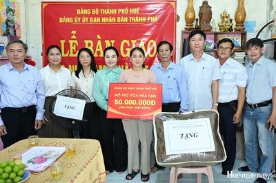 Bàn giao nhà hỗ trợ cán bộ, viên chức có hoàn cảnh đặc biệt khó khăn