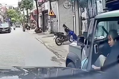 Cửa xe bất ngờ bật mở, ôtô phía sau lãnh cú va chạm