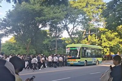 Xe buýt tại Đại học Quốc gia quá tải, TP.HCM tăng chuyến giải tỏa