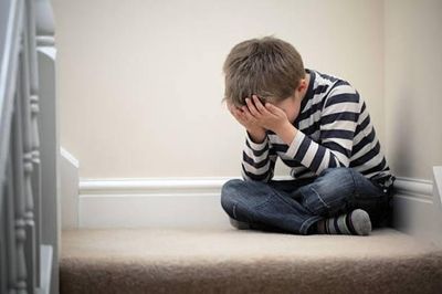 Trẻ bỗng nổi nóng, chống đối, học sa sút: Cha mẹ cần lưu ý điều gì?