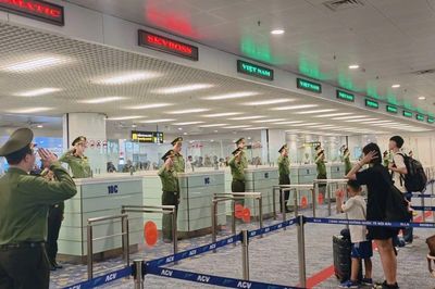 Công an cửa khẩu Cảng Hàng không quốc tế Nội Bài giúp cô gái trở về nhà sau 15 năm lưu lạc xứ người