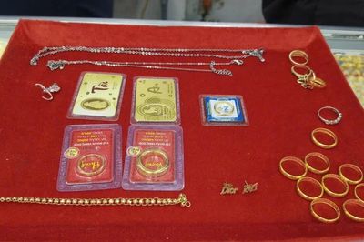 Cụ bà nhặt được nhiều vàng mang nhờ Công an trả lại chủ nhân