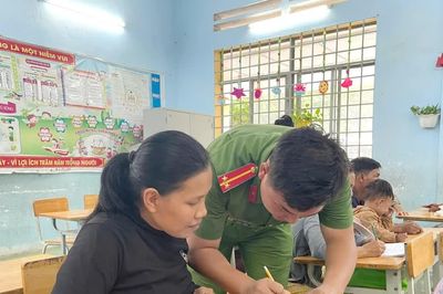 Gần dân hơn từ lớp bình dân học vụ dành cho người Raglai ở Khánh Hòa