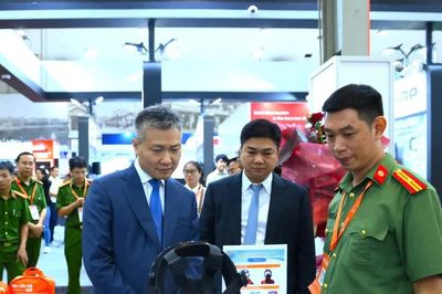 Thứ trưởng Nguyễn Ngọc Lâm tham quan Triển lãm quốc tế về phòng cháy, chữa cháy