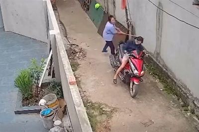 Vụ người phụ nữ thách thức, dùng chổi đánh hàng xóm ở Bắc Ninh: Nguyên nhân ban đầu, tiết lộ tình trạng của nạn nhân