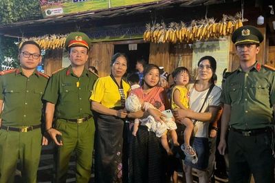 Ấm lòng hình ảnh Công an Lai Châu đưa 6 trẻ đi lạc về với gia đình