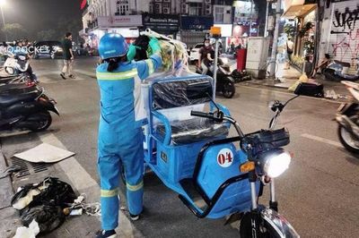 Hà Nội thí điểm 10 xe điện thu gom rác trong phố nhỏ, hướng tới đô thị xanh