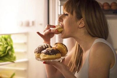 22h bụng đói có nên ăn không? Chuyên gia chỉ cách ăn đêm để không ảnh hưởng giấc ngủ