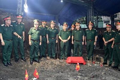 TPHCM: Lãnh đạo Quân khu 7 dâng hương tri ân liệt sĩ tại Công viên Lê Thị Riêng