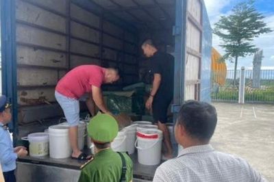 Quảng Ninh: Liên tiếp phát hiện hàng nghìn bánh Trung thu, rượu vang có dấu hiệu nhập lậu