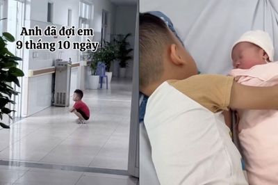 Rưng rưng cảnh cậu nhóc ngồi xổm ngoài phòng sinh chờ em bé chào đời