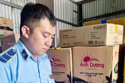 Quản lý thị trường Hà Nội liên tục phát hiện hàng lậu trên địa bàn phường Việt Hưng
