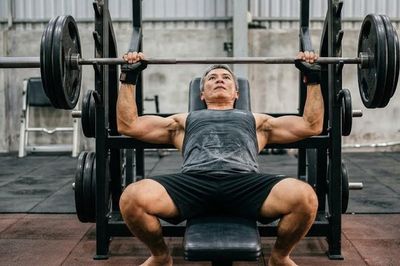 Nam giới sau tuổi 50: Để tăng cơ nên tập tạ nặng hay tập nhiều lần?