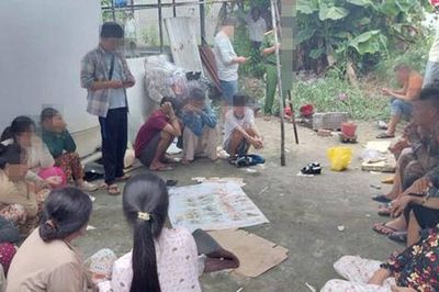 Bắt quả tang 17 người lắc tài xỉu ăn tiền ở An Giang