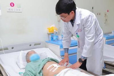 Mắc sỏi túi mật nhưng không điều trị, cụ bà 90 tuổi bị tắc ruột