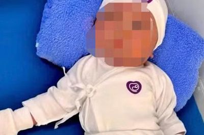 Xót xa bé trai sơ sinh chưa cắt rốn bị bỏ trước cổng tịnh xá