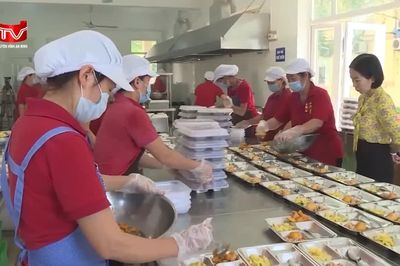 Hà Nội siết chặt quản lý bữa ăn bán trú