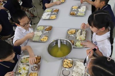 Giám sát chặt bữa ăn bán trú ngay từ đầu năm học