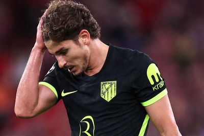 Alvarez bất lực nhìn Atletico thua ngược Liverpool