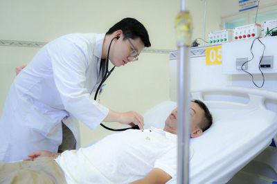 Người đàn ông ngừng tim tại bàn ăn, người thân có hành động cứu mạng