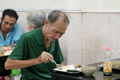 Quán cơm chỉ mong được 'ế' khách ở TP.HCM