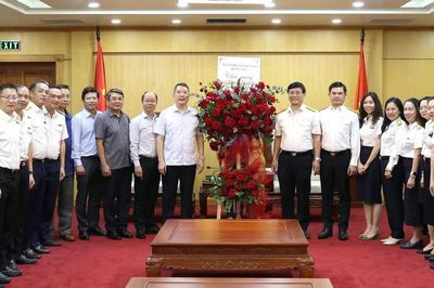 Thứ trưởng Tài chính Cao Anh Tuấn tới thăm và chúc mừng 81 năm Ngày Truyền thống ngành Thuế