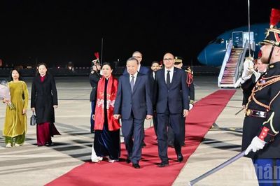[Ảnh] Tổng Bí thư, Chủ tịch nước Tô Lâm và Phu nhân đến Paris, bắt đầu thăm chính thức Cộng hòa Pháp