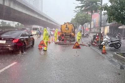 Hà Nội: Mưa lớn gây úng ngập cục bộ, nước rút nhanh