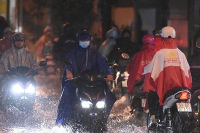 Mưa kéo dài, nhiều tuyến đường ở Thành phố Hồ Chí Minh ngập nặng