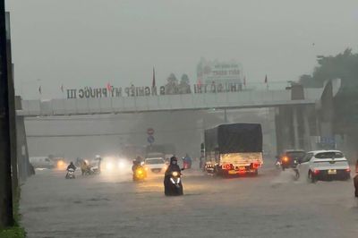 Mưa lớn gây ngập một số tuyến đường tại TP Hồ Chí Minh