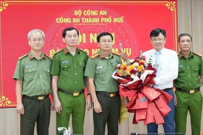 Bàn giao nhiệm vụ phụ trách Công an TP Huế