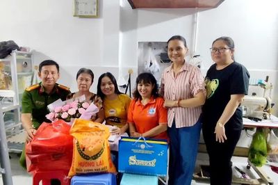 Cụ bà nhặt ve chai trả lại vàng cho người đánh mất