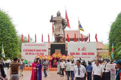 Đông đảo người dân, du khách về dự lễ giỗ vua Quang Trung - Nguyễn Huệ